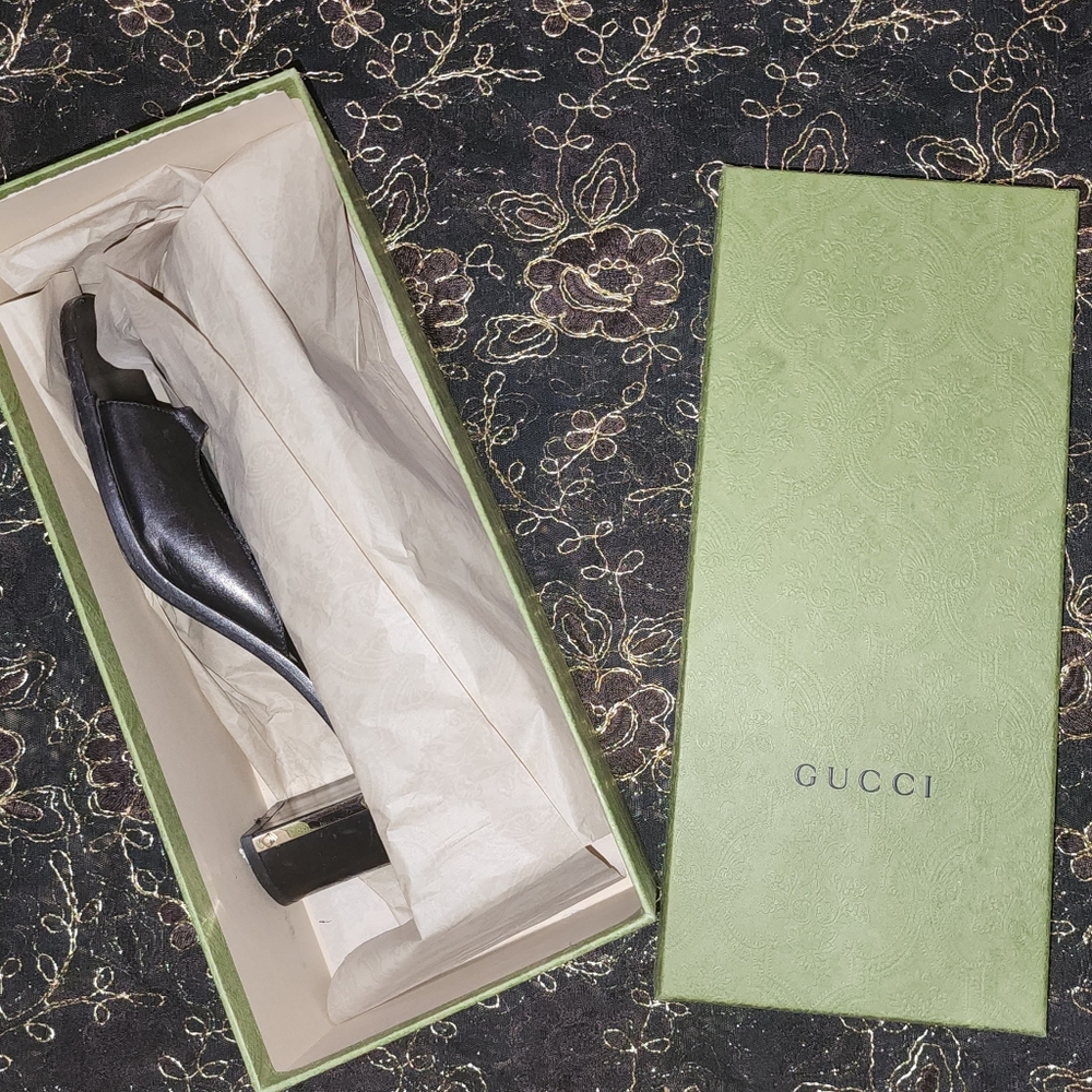 Gucci open toe leather shoes, made in Italy,  size 7.5, black/silver